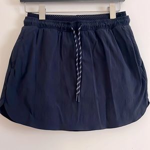 Athleta navy skirt/Skort with drawstring waist and zippered side pockets, Sz. 4